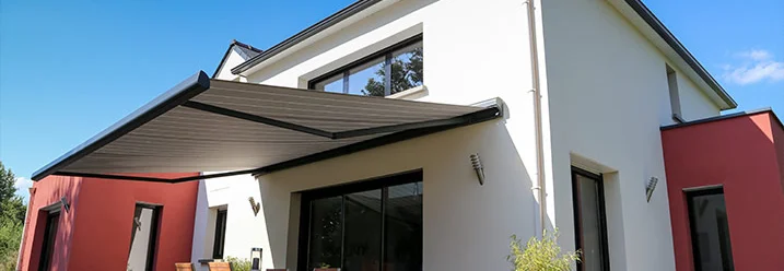 Moderne Terrassenüberdachung an Haus